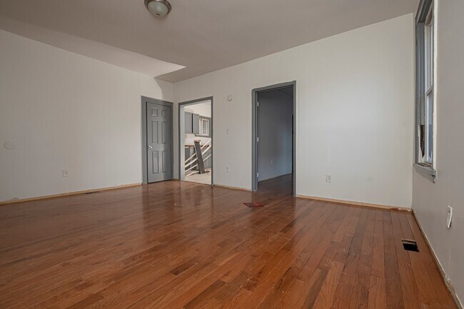 Building Photo - 76 Aldine St