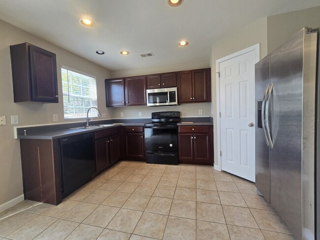 Building Photo - 1015 Daniel Ln