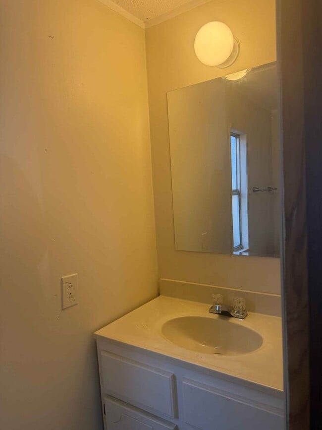 Building Photo - 2 BDR / 1.5BA