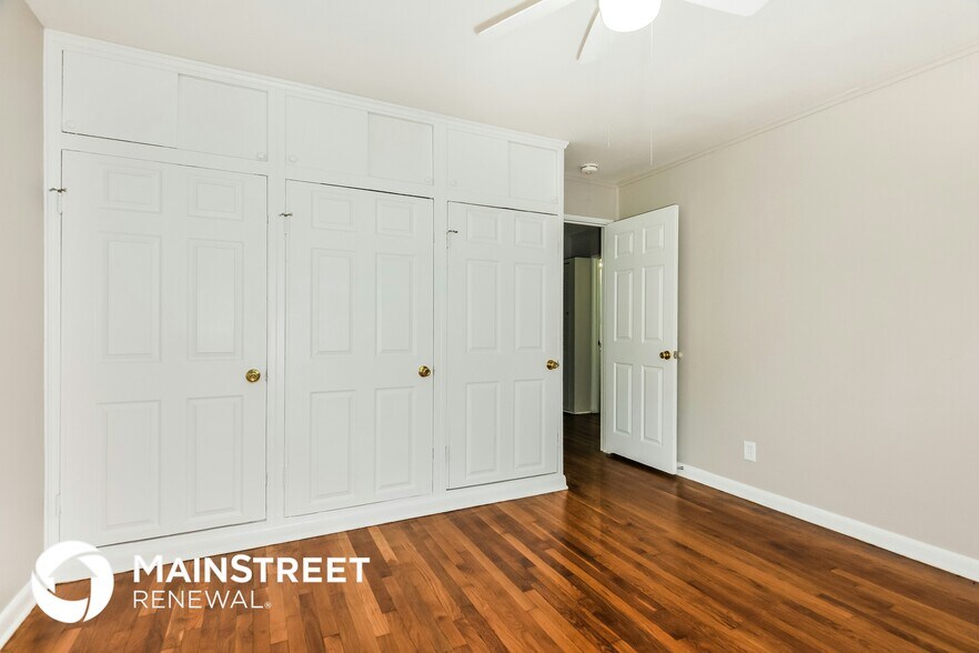 Building Photo - 9827 Portage Dr