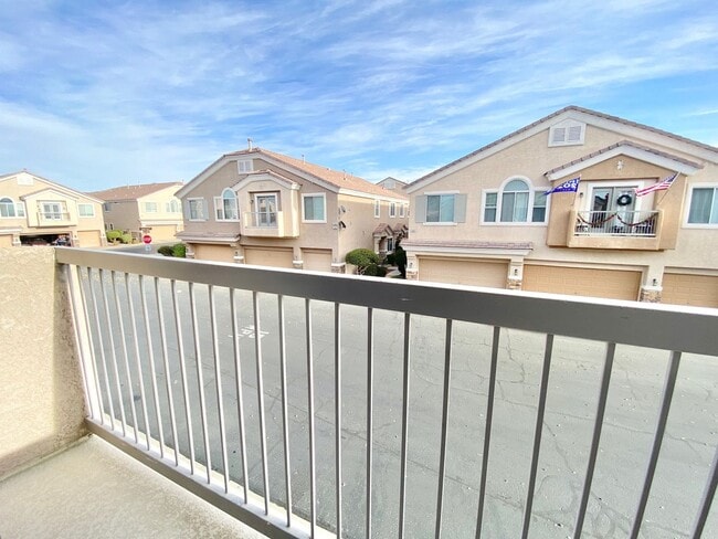 Building Photo - OVELY  2 BED ROOM 2 BATHROOM TOWNHOES LOCATED IN A GATED COMMUNITY IN HENDERSON