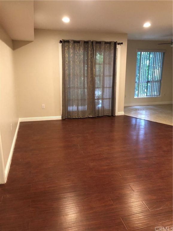 Living room - 339 S Catalina Ave