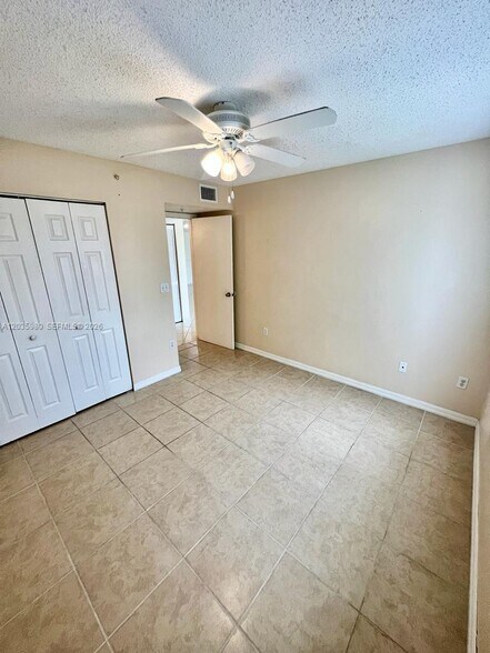 Building Photo - 400 Crestwood Ct N