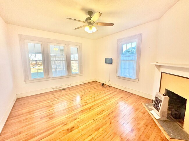 Building Photo - 243 Love St