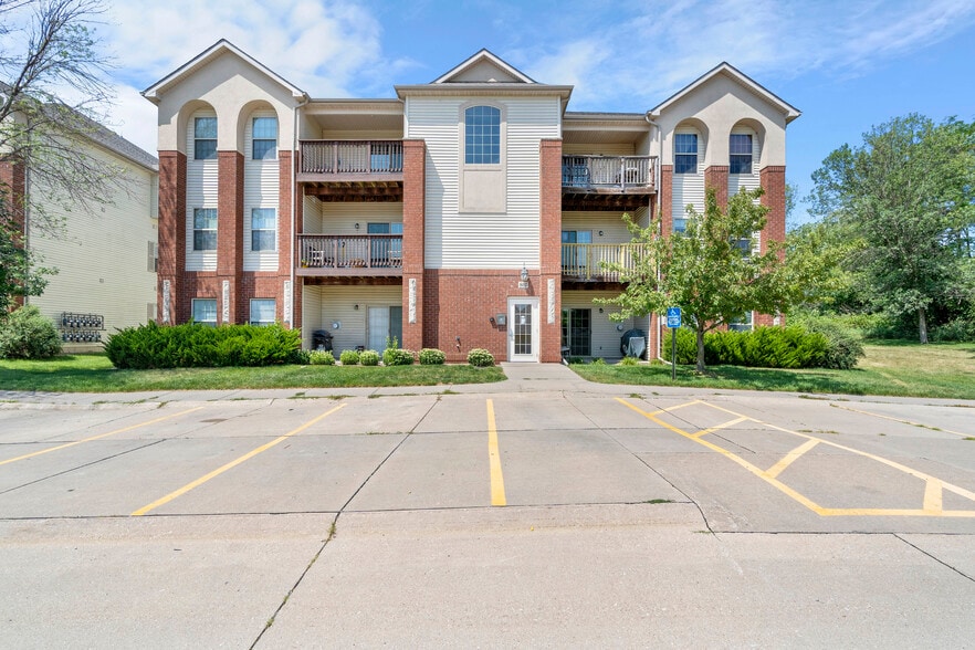 Building Photo - 805 Blue Sky Dr