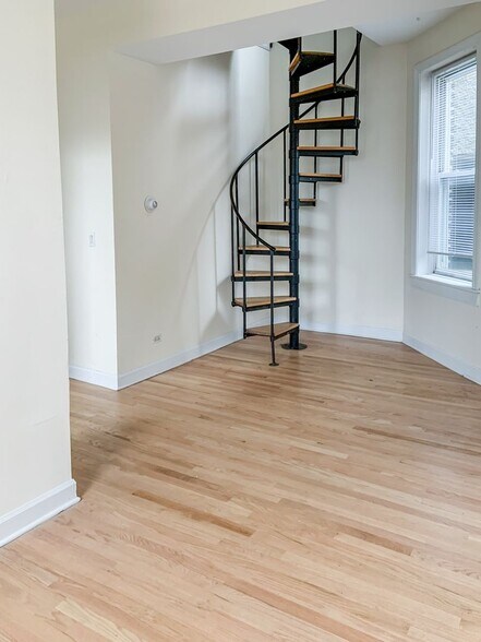 Building Photo - 2318 N Southport Ave