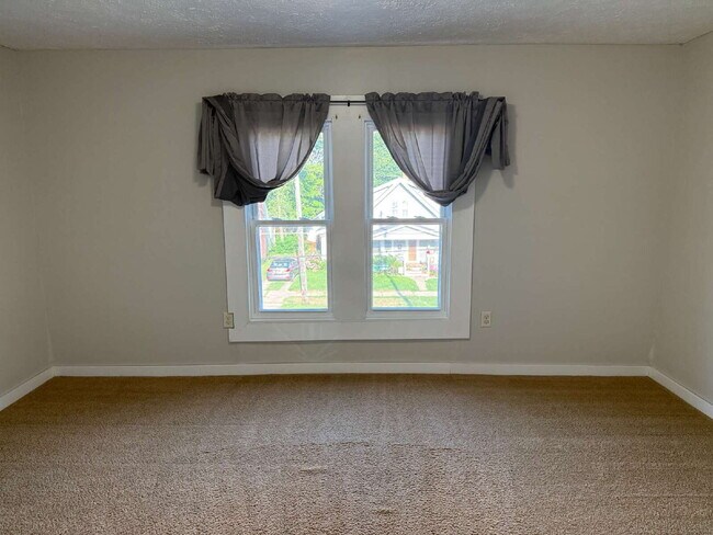 Building Photo - Charming 4 Bedroom Home with 2 Full Baths in Grand Rapids