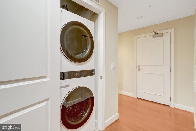 Building Photo - 3650 S Glebe Rd