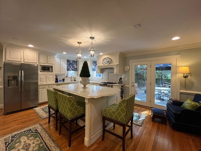 Building Photo - Incredible 5BD, 4.5BA House in Downtown Ra...