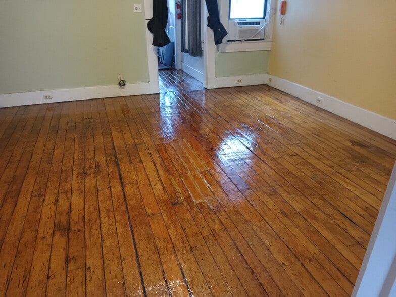 Building Photo - 1344 Main St