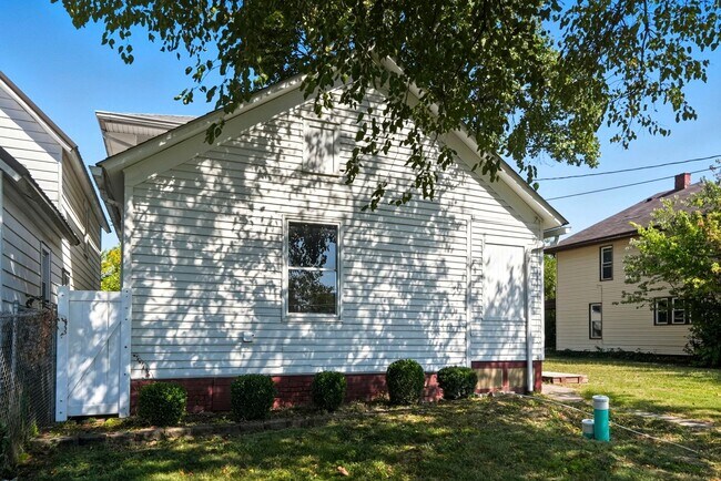Building Photo - NEW LISTING! Spacious 3-Bedroom Home with ...