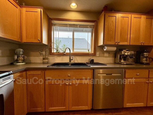 Building Photo - 60031 Ridgeway Loop