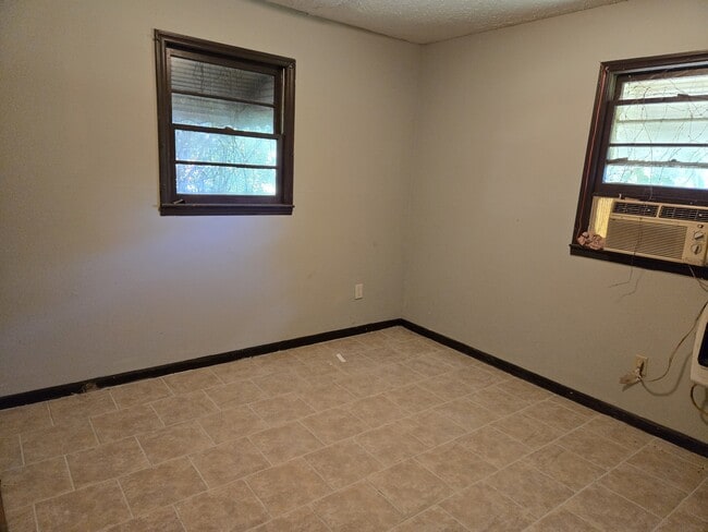 Building Photo - 402 Artmus St