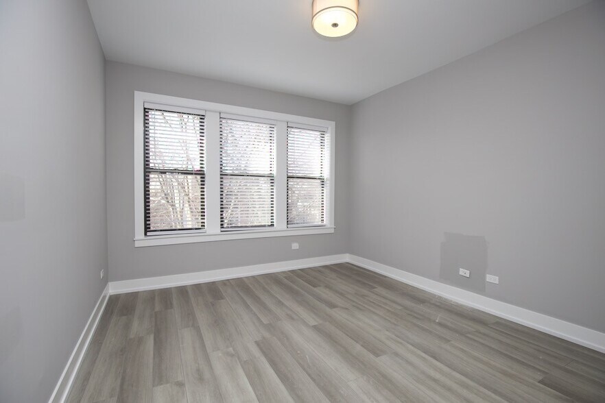 Building Photo - 3843 N Janssen Ave