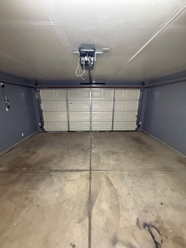 Building Photo - Spacious 3-Bedroom, 2-Bathroom Home in Sou...