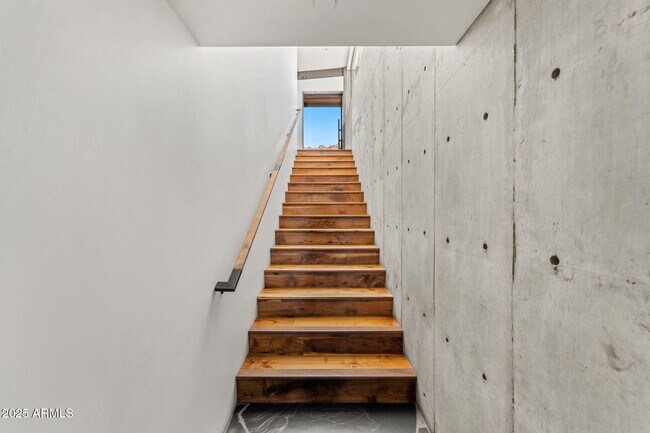 Building Photo - 4925 E Red Rock Dr