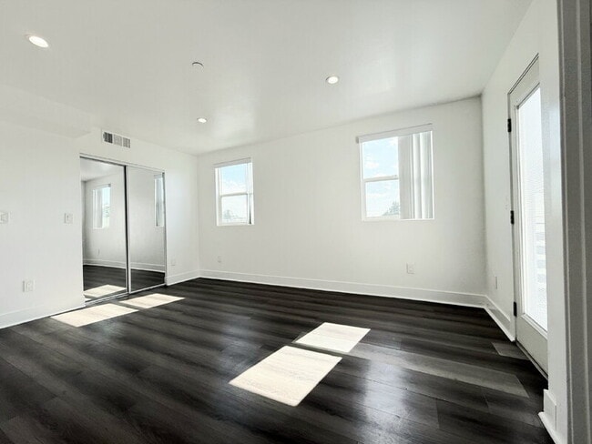 Building Photo - 2855 1/2 Cincinnati Room 5