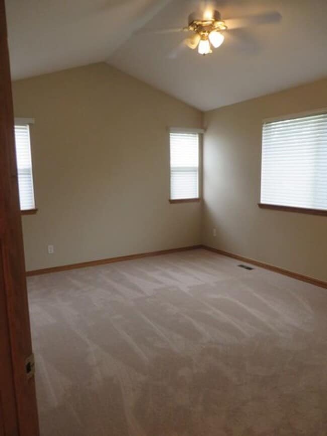 Building Photo - Spacious 5 bedroom home in Hunters Glen