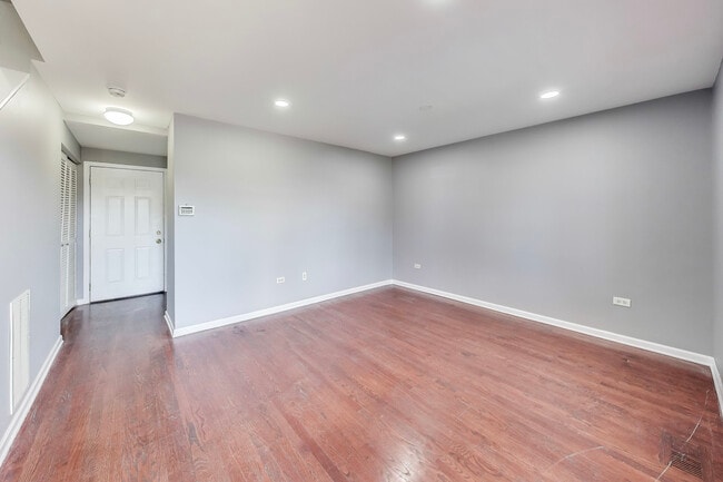 Building Photo - 4524 W Belmont Ave