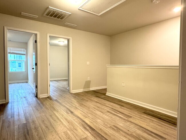 Building Photo - 3 Bedroom Townhome with Garage for Rent