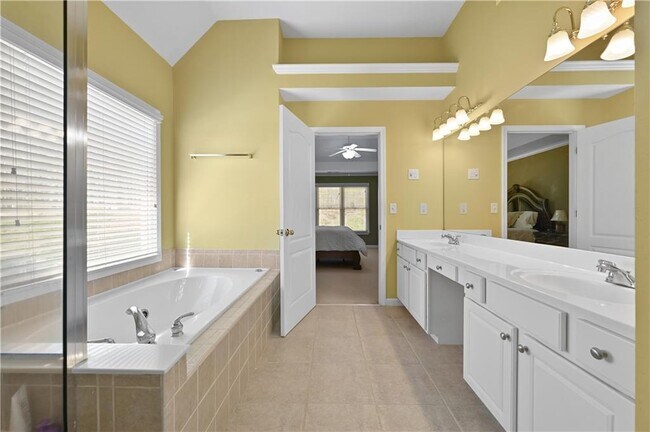 Building Photo - 3945 Summit Gate Dr