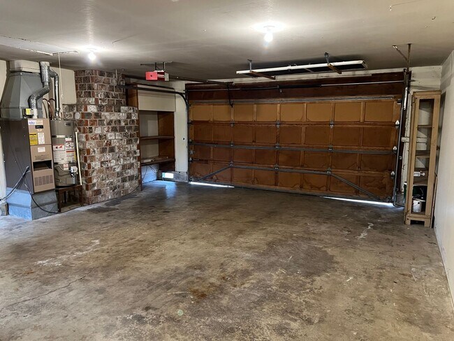 Building Photo - 3 Bedroom, 2 Bathroom in N. Coburg Rd Area