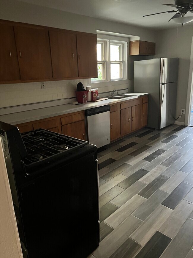 Building Photo - 2428 3rd Ave