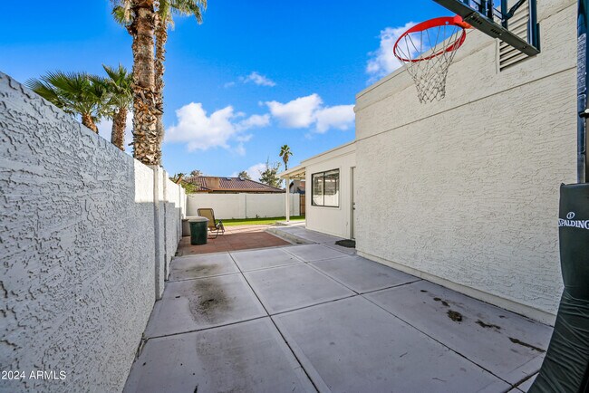 Building Photo - 1831 E La Jolla Dr