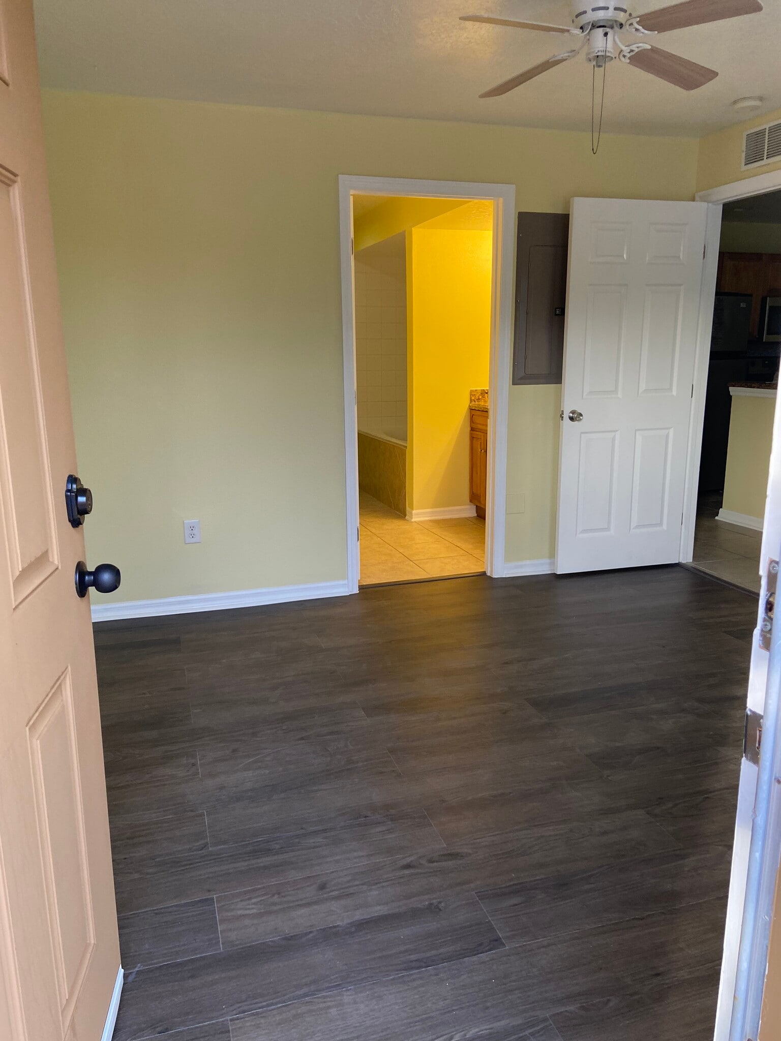 master bedroom downstairs - 121 Melissa Pl