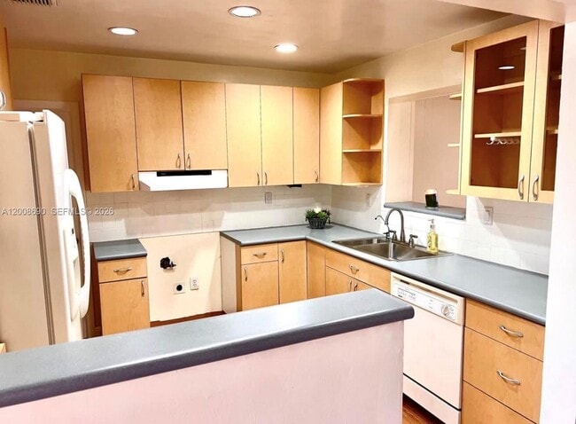 Building Photo - 10881 N Snapper Creek Dr