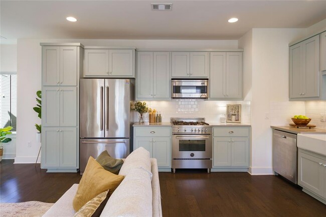 Building Photo - 2708 Halcyon Dr
