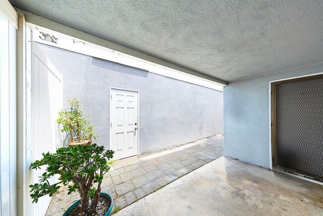 Building Photo - Updated 2 bed, 2 bath