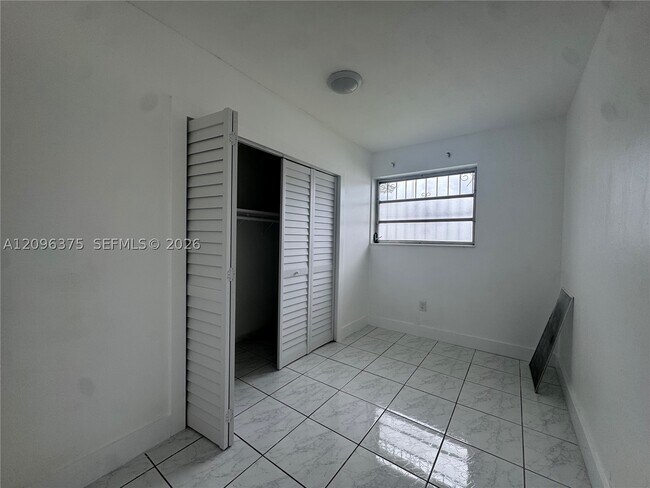 Building Photo - 1320 W 37th St