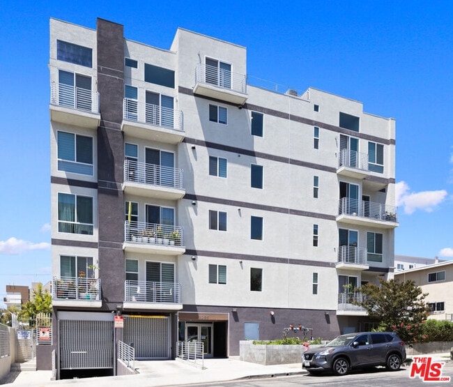 Building Photo - 1055 S Serrano Ave