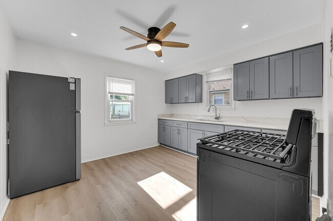 Building Photo - 2 Bedroom 1 Bathroom House for Rent!