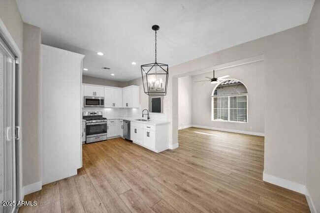 Building Photo - 3941 E Cat Balue Dr