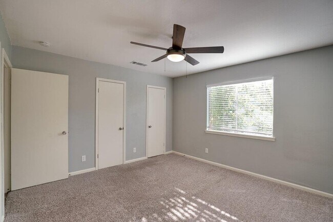 Building Photo - 304 John N Garner Cir