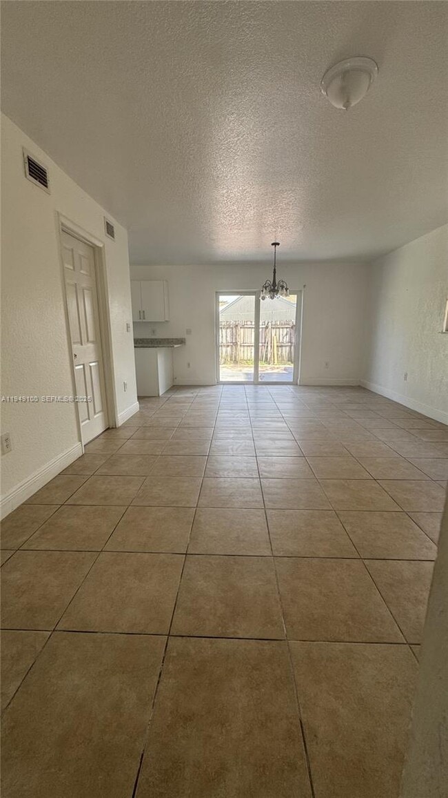 Building Photo - 915 SE 13th Rd