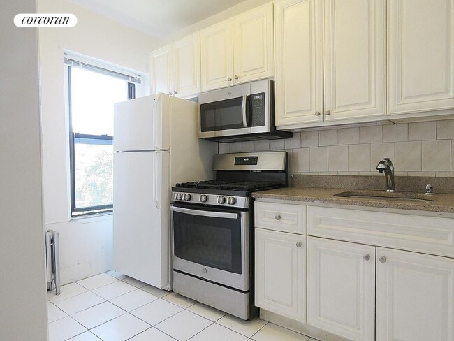 Building Photo - 178 E 109th St