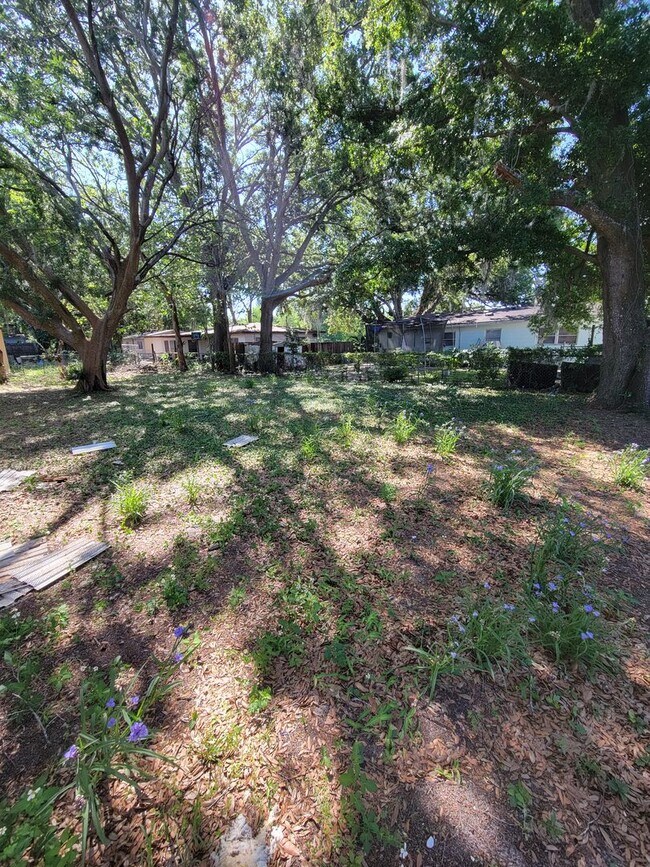 Building Photo - 3 BEDROOM 1 BATH  - 1/2 DUPLEX LOCATED IN ...