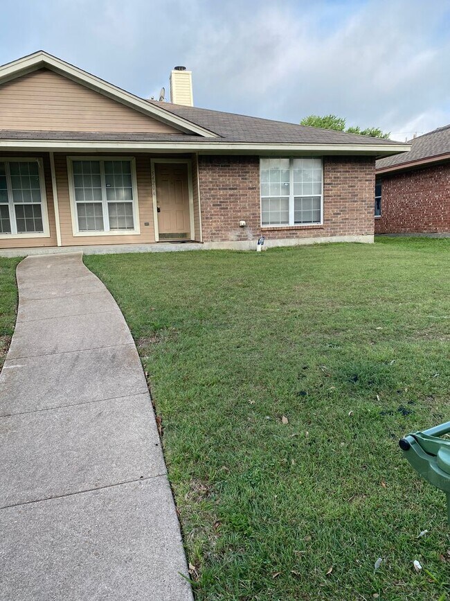 Building Photo - 5420 Creekridge A