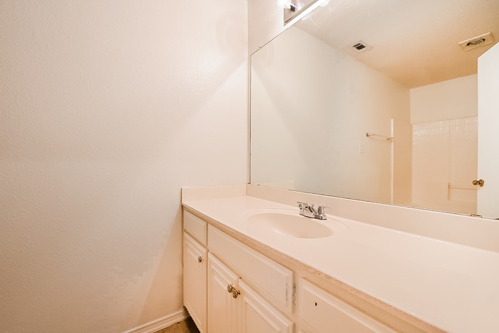 Building Photo - 616 White Swan Dr