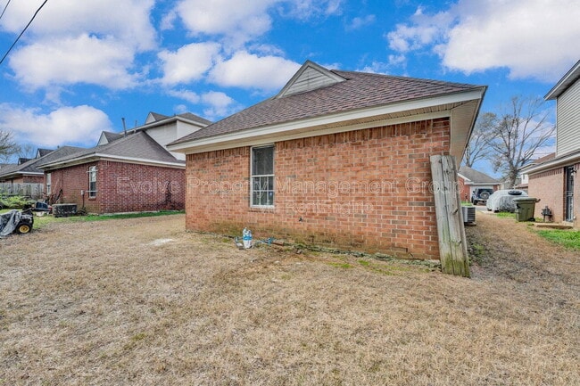 Building Photo - 3014 Meadows Ln