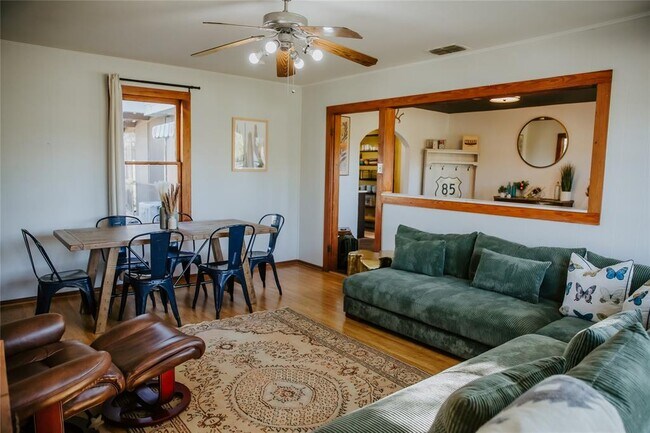 Building Photo - 604 W Pecan Dr