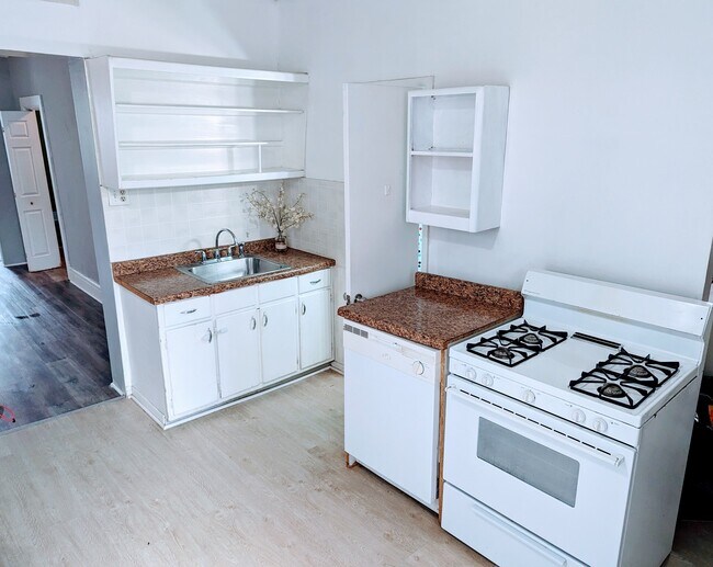 Building Photo - 2431 W Thomas St