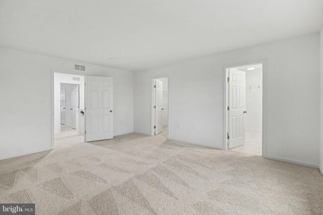 Building Photo - 7867 Oakbrook Dr