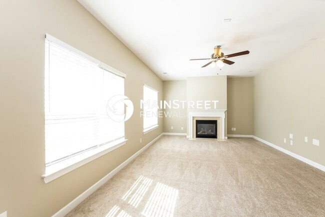 Building Photo - 4500 Hyperion Ct