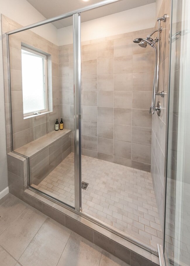 Building Photo - Urbanite Living near Downtown 3 Bed End Unit Townhouse