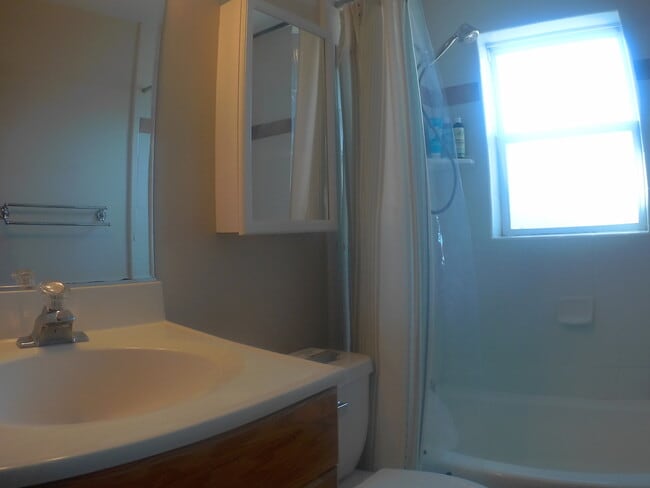 Building Photo - 4 Bed Beautiful Refurbished Sugarhouse Home