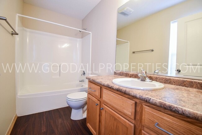 Building Photo - RENT REDUCED!!! 2 Bedroom 2 Bath Townhome in Urbandale with attached 2 car garage!